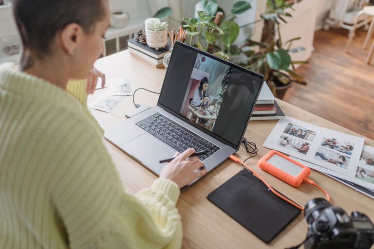 Photoshop, GIMP, Canva : bien choisir son logiciel de création graphique
